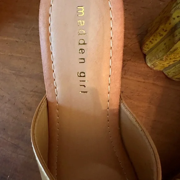 NWOT Madden Girl Camel Platform Block Heeled Slides - Picture 3 of 6